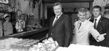 "Президент поразил своими размерами, – до сих пор пребывая под впечатлением от встречи, говорит Ульяна. – Он просто огромный. Очень важно поцеловал каравай и пожелал нам всем хорошей работы на выставке. Сказал, что для престижа страны это очень нужно, и он на нас рассчитывает"