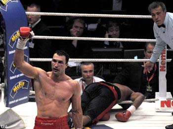 Братья Кличко продолжают стабильно бить своих соперников