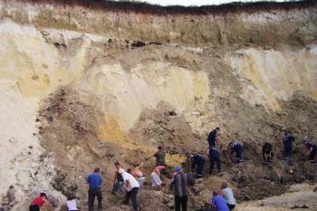 Жуткая трагедия случилась вечером 26-го июля: под 150-ю тоннами песка в стихийном карьере в Приволье оказались три краматорских школьника 11-ти, 12-ти и 13-ти лет