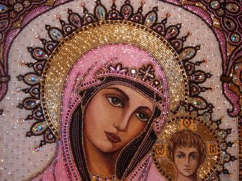 Иконы, вышитые бисером, похожи на мозаику христианских храмов Византии и Киевской Руси. Вышивание стеклярусом и бисером изобретено было в Венеции, где вообще производство стекла еще издревле было в большой славе. Этим способом вышивались целые картины. Но так как вышивки такого рода очень тяжелы, увлечение ими не удержалось очень долго. В начале двадцатого столетия вышивание бисером опять вошло в моду, особенно в Германии, где этим способом изготавливали разные сувениры, мелочи для подарков на память. Сегодня вышивки бисером становятся всё более мастерскими и интересными. А вышивание икон бисером — уже почти забытая старинная традиция - в наше время переживает второе рождение