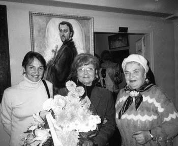 Свои выставки Татьяна Шумская (на фото – в центре) проводит, по ее словам, не для славы, а затем, чтобы посмотреть на себя со стороны, услышать компетентные отзывы о своих работах. К сожалению, констатирует она, в краматорском сообществе художников почему-то не принято открыто обсуждать картины, в глаза высказывать «за» и «против»