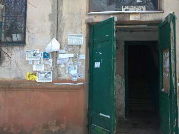 Такие самодельные доски объявлений «украшают» многие краматорские дома