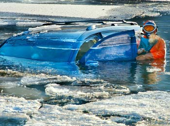 Водолазы обследовали автомобиль и убедились, что он был пуст. Люди, к счастью, не пострадали