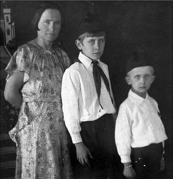 Антонине Юхнович настойчиво предложили отказаться от супруга и взять девичью фамилию. «Его судимости – пятно на всю жизнь», – убеждали ее сначала вежливо, потом под стук пистолета по столу. Но она не отреклась от отца своих детей, человека, которому клялась быть верной и в горе, и в радости