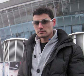 Паша Смуглый: «К популярности я отношусь спокойно. Считаю, что слава дает больше возможностей: можно сделать больше, чем тот, кто ее не имеет. Но, если лет в 18 я хотел покорить шоу-бизнес, то сейчас юношеский максимализм ушел. Я гораздо спокойнее отношусь ко всему этому. Наверное, это переоценка ценностей. Считаю, что меня и большие деньги не испортили бы»