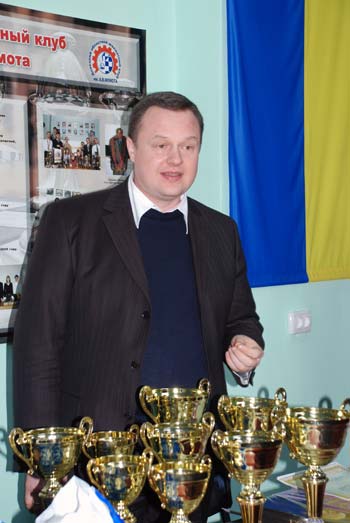 Cергей Анатольевич Близнюк родился 16-го апреля 1971 года в городе Краматорск. В 1993-м году окончил Краматорский индустриальный институт по специальности «обработка металлов давлением», инженер-металлург. Председатель наблюдательного совета ОАО «Энергомашспецсталь». Депутат Донецкого областного совета 5-го созыва. В период с 2003 по 2010 гг. – вице-президент федерации шахмат Донецкой области. Женат, воспитывает двоих детей