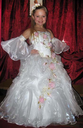 Юная славянка Наталья Шапошникова пополнила свой список титулов званием Мисс-Фото Северный Донбасс. Помимо этого девочка уже является Мини-Мисс Украина и Мини-Мисс Мира.