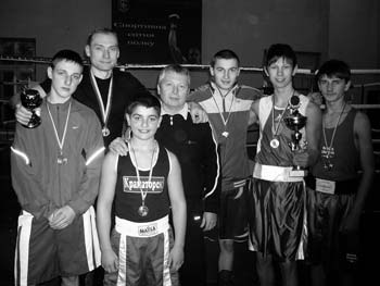 На фото(слева направо): Влад Гончар, Александр Тарасенко, Давид Усманов, Александр Осадчий(тренер), Никита Гаврик, Антон Артюхов, Александр Ещенко 