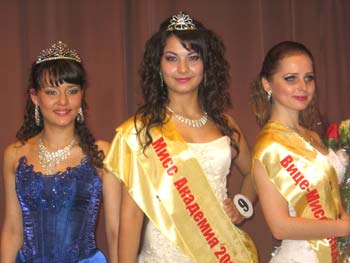 Главные красавицы машиностроительной академии - Мисс ДГМА-2010 Елена Наточий, Мисс ДГМА-2011 Ирина Параца и Вице-мисс ДГМА-2011 Наталья Приемко