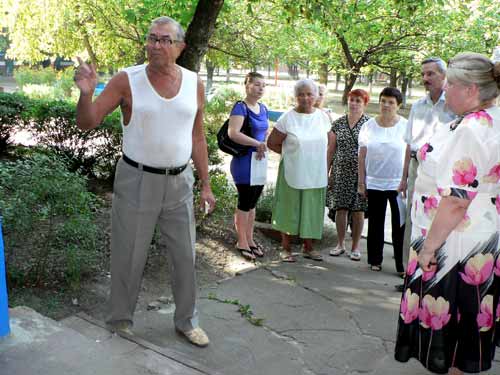 Михаил Шалак (на фото слева): «От имени жильцов дома я выражаю протест, во-первых мэру города, который не направил на встречу с жильцами ни одного руководителя ЖКХ (Захарова или Фальченко). Во-вторых, выражаю возмущение бездействием власти по сохранению пятиэтажного жилого фонда