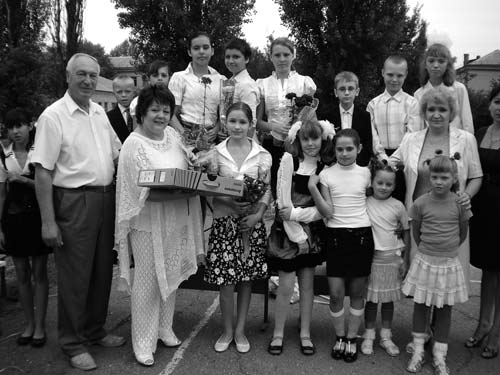 Заместитель исполнительного директора по качеству – начальник ОТК, депутат городского совета Нина Носенко вручает подарок ученикам школы-интерната № 3
