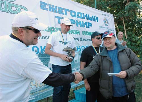 Вручение призов. Денежные премии лучшим рыболовам вручает главный спонсор турнира Сергей Близнюк. Пожелание одно: «Удачи и ровного сильного мастерства!»