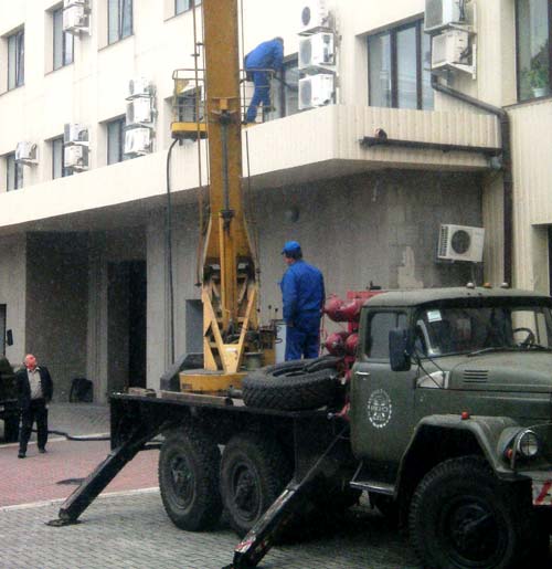 Территория в радиусе 300 метров от эпицентра выброса была густо покрыта сажей.  Особенно досталось инженерному  корпусу НКМЗ. На следующий день новокраматорцы старательно чистили стены здания и асфальт возле него