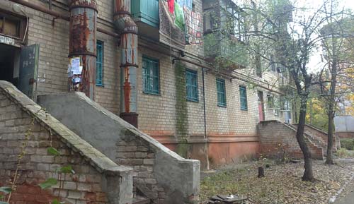 Согласно новым Правилам, на первом этаже многоквартирного дома нельзя устроить АТС.  Теперь ситуация с домом № 50 по улице Катеринича, в котором много лет размещается АТС, не сможет повториться