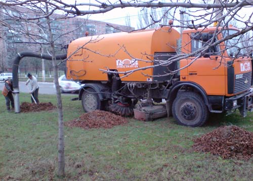 На городских улицах появилась новая техника для уборки опавшей листвы. Такой «пылесос» может убирать не только листья,  но и всяческий мелкий мусор