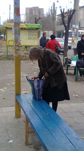 Все свое нехитрое имущество Лариса носит с собой