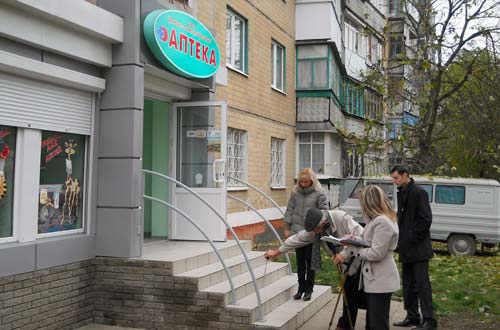 «Набор отступлений у всех аптек одинаковый: пандус, как и входные ступеньки, без поручней или слишком крутые, без ограничительных бортиков; кнопки вызова  либо не работают, либо никто из работников не реагирует на сигнал; конструкция входных ступеней не отвечает нормативам доступности», − утверждает Юрий Гайдук. 