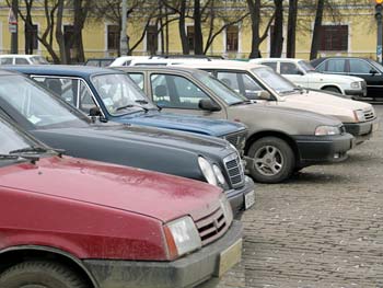 Такую картину можно наблюдать во многих дворах  краматорских многоэтажек
