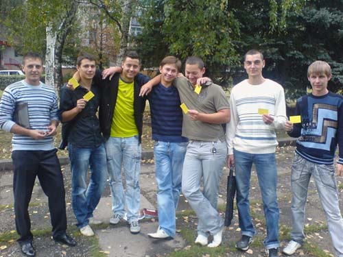 В рамках акции «Покажи жовту картку мiлiцii» – волонтеры  «Артель» роздавали студентам ДГМА и некоторых ПТУ карточки с подробной информацией о том, как следует вести себя при остановке правоохранитеями