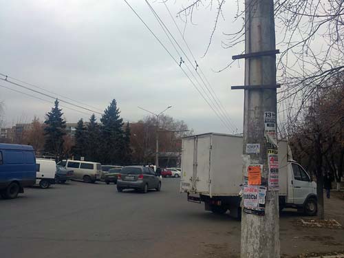 На столбе еще недавно красовалась табличка с расценками за парковку