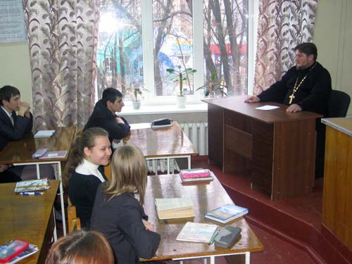 В ходе общения со священником ребята имели возможность получить ответы на свои вопросы. Кстати, они были довольно интересными  – «Куда попадает после смерти некрещеный человек?», «Почему ранние христиане предавались гонениям?», «Почему детей, как правило, крестят в раннем возрасте, когда они еще не могут сами сделать осознанный выбор религии, которую бы хотели исповедовать?»