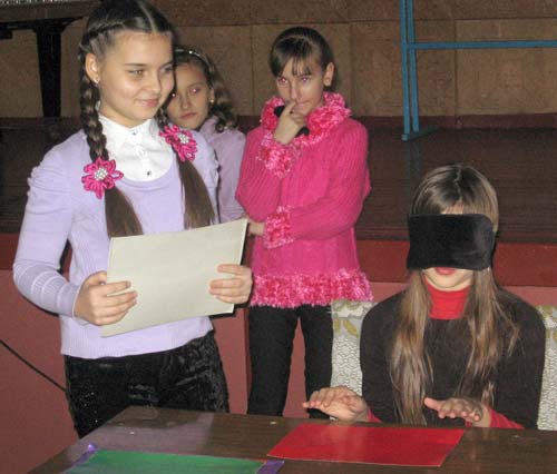 По просьбе «ТЕХНОПОЛИСА» был проведен следующий эксперимент. Воспитанница театра феноменов Александра Калугина с повязкой на глазах должна была определить цвет бумаги, которая лежит перед ней. То же самое было предложено ее ровеснице из зрительного зала. В результате Саша определила все цвета безошибочно. А вот девочка, не имеющая специальной подготовки, угадала из трех вариантов только  один, и то со второго раза