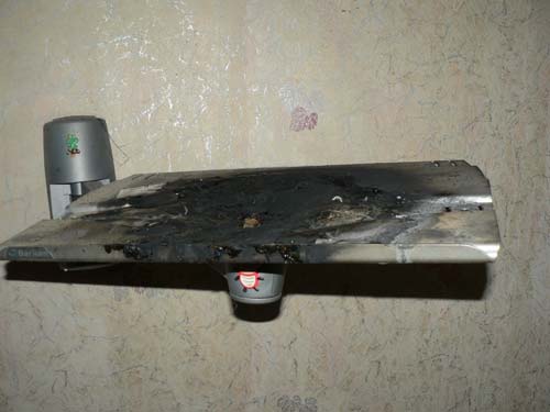 Оплавленная подставка напоминает,  что когда-то здесь стоял телевизор