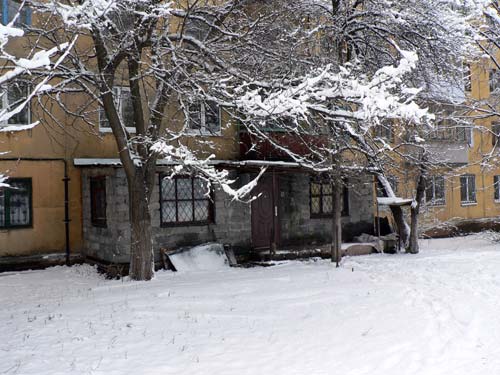 Женщина говорит, что всю свою пенсию ее сын, кстати, бывший военный, пропивал – покупал самогон в «точке» в доме напротив. Она называет точный адрес дома и квартиры, где всем желающим продают сивуху.