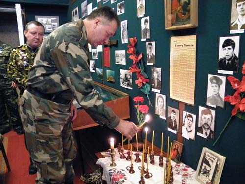 Воины-афганцы, как правило, немногословны. Но о том, что они пережили, рассказывают экспонаты выставки. И шестнадцать портретов молодых ребят в траурных рамках.