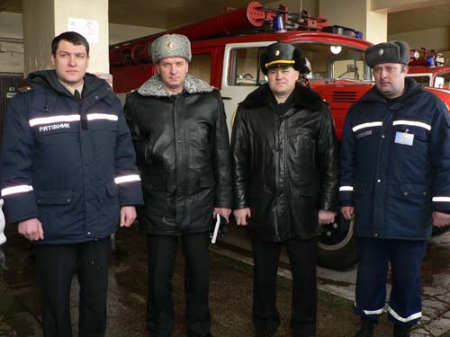 Слева направо: начальник 31-й пожарной части Вячеслав Гребеньков, замначальника горотдела МЧС Александр Зоренко, начальник городского отдела МЧС Юрий Майборода, водитель Сергей Геряк