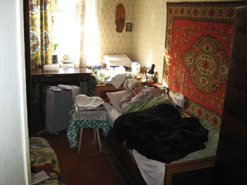 В квартире, где находится лежачая больная женщина,  от холода спасались включенным газом и обогревателем 