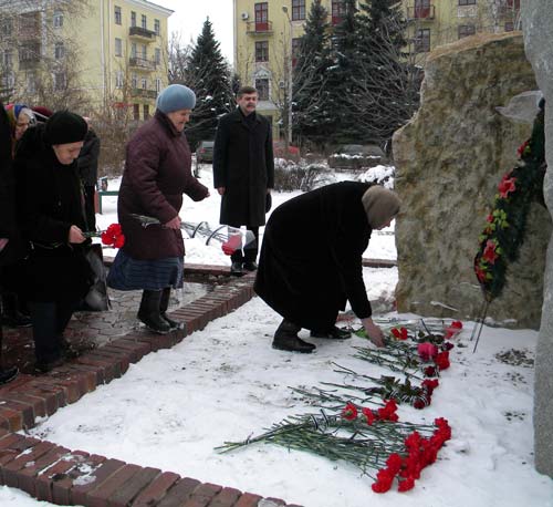 Митинг завершился минутой молчания и возложением цветов к подножию памятника. На белый февральский снег легли алые гвоздики, обвитые скорбными черными ленточками…