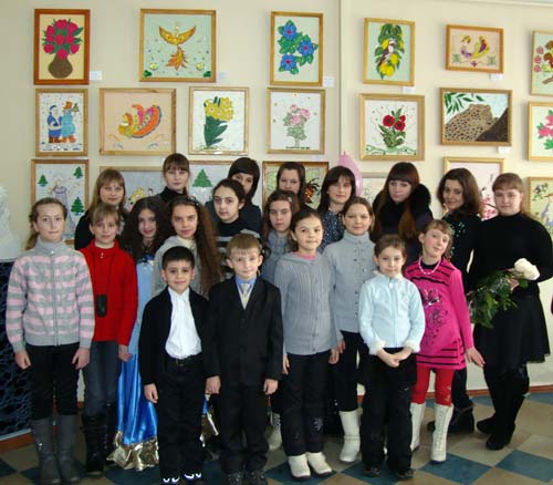 Студия «Сувенир» принимает активное участие в мастер-классах, проводит персональные выставки в музеях, дворцах культуры, библиотеках, школах города. 42 работы студийцев отмечены дипломами и ценными призами областных конкурсов детского творчества