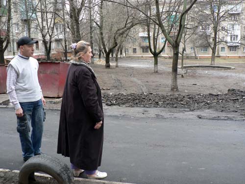 «Как-то женщина из нашего подъезда дочку хоронила. Так машины даже не подождали, пока катафалк отъедет, все равно по одной заезжали на разгрузку», – рассказывают жильцы дома № 84