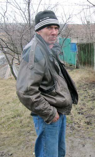 Сергей Николаевич: – Я сначала хотел сам дверь дома взломать. Но от самодеятельности меня отговорили – вызвали пожарных.