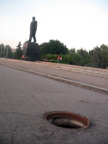 Продать крышку люка не составит труда – приемок, которые покупают лом металлов, хватает. Все они предлагают почти одну и ту же цену: чуть больше сотни гривен за 65 кг (столько весит стандартная крышка). Кстати, за кражу крышек люков предусмотрено три года тюрьмы, а за скупку краденого – до года