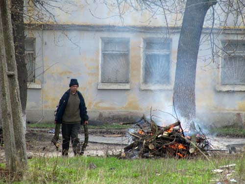 Соцгород не уступает Старому городу: «благодатный» огонь  активно принимал участие в общегородском субботнике