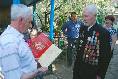 Семен Иванович принимает поздравление от губернатора 