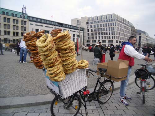 В Берлине везде можно немного отдохнуть, попить немецкого пива и съесть кнедлик «болшой бублик очен вкусна»