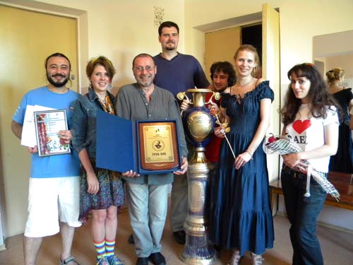 Кроме главной награды «Театральной легенды», Владимир Лившиц получил приз «Театроянда», учрежденный в этом году городским клубом предпринимателей, и конвертик,  в котором найдет то, чем отметить приз. Массивная ваза также пригодится: его супруга давно жаловалась, что некуда ставить цветы.