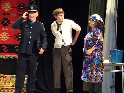 Сюжет пьесы, которую представил театр «Бам-Бук» закручен вокруг памятника незаметному труженику метлы,  возведенного на площади не известно кем и почему. Это происшествие взбудоражило общественность и закружило Ваню в водовороте неожиданных событий.