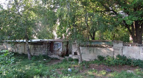 Задворки возле КЭГГ словно приглашают маньяков...