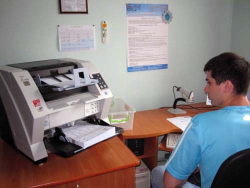 Бланки ответов «А» проверяет устройство,  похожее на большой принтер