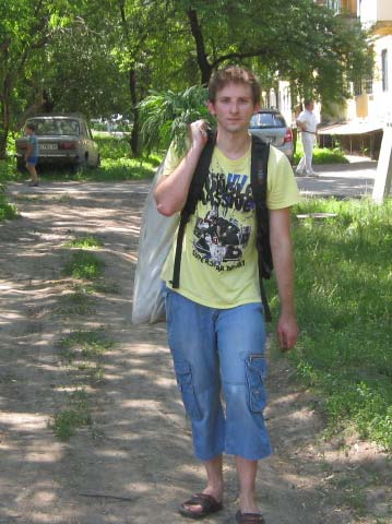 Стоит отметить, что «ТЕХНОПОЛИС» тоже не остался в стороне от благого дела. Во-первых, мы регулярно информировали краматорчан о ходе акции; во-вторых, наш корреспондент Дмитрий Котков (на фото)собрал больше центнера вредной травы.