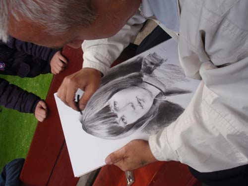 Уличный художник за несколько минут и совсем недорого нарисовал нам по портрету