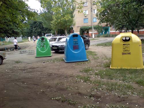 В «линии» обороны двора участвуют и лежавшие,  дотоле никому не нужные «покемоны»
