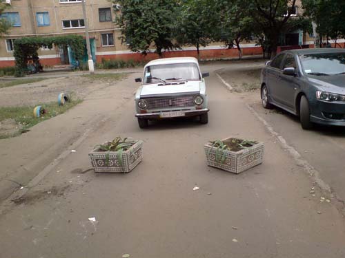 Загродительные вазоны останавливают не всех.  Зачастую их просто оттаскивают в стороны