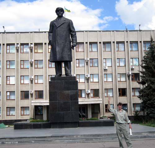 – Сфотографуй мене неодмінно коло того вуйка, – требовал Мыкола, указывая на Ленина. – У нас таких вже давно немає!