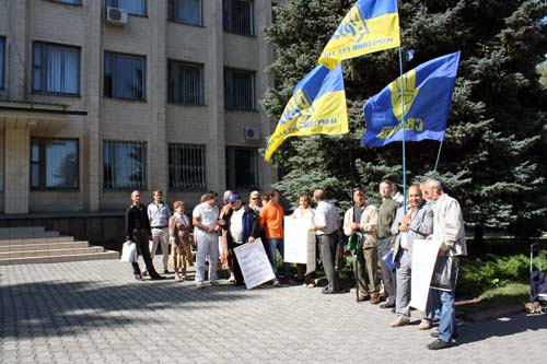 Перед началом сессионного заседания под исполкомом собрались защитники украинского языка. В руках у них были плакаты с призывами не предоставлять русскому – статус регионального. Правда, сами активисты общались преимущественно на русском языке