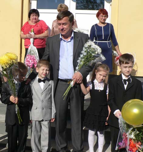 Александр Гончаренко сказал, что детям необходимо создавать комфортные условия обучения, ведь так важно привить им любовь к знаниям и стремление к самореализации в жизни